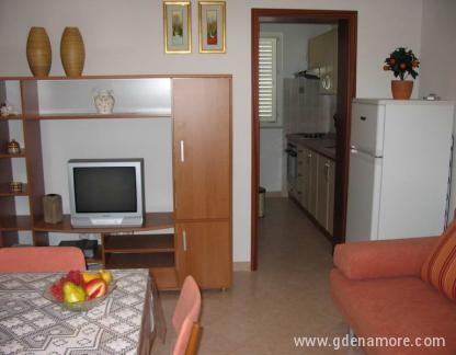 Апартаменти & # 34; Джузелови двори & # 34;, , частни квартири в града Vodice, Хърватия